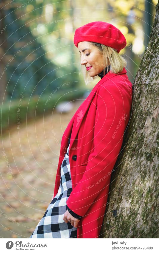 Gentle woman leaning on tree in autumn park individuality elegant appearance style romantic gentle female trendy charming personality beret outerwear coat