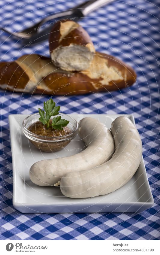 Bavarian white sausages on a plate White sausages Veal sausage Plate rectangular Breakfast traditionally Meal Eating veal Munich Oktoberfest Germany Snack Wood