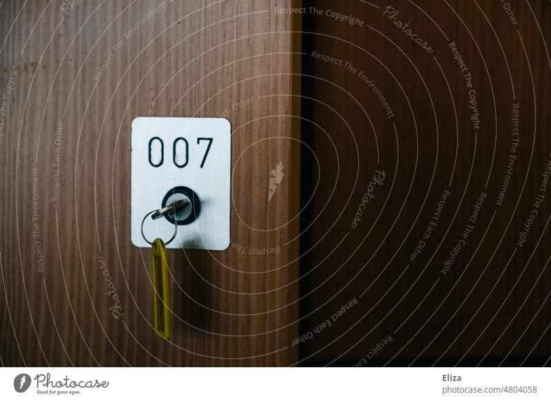 [hansa BER 2022] 007 - James Bond's locker. He left the key in the locker. Lockbox Key complete Safety Digits and numbers Brown lock away valuables