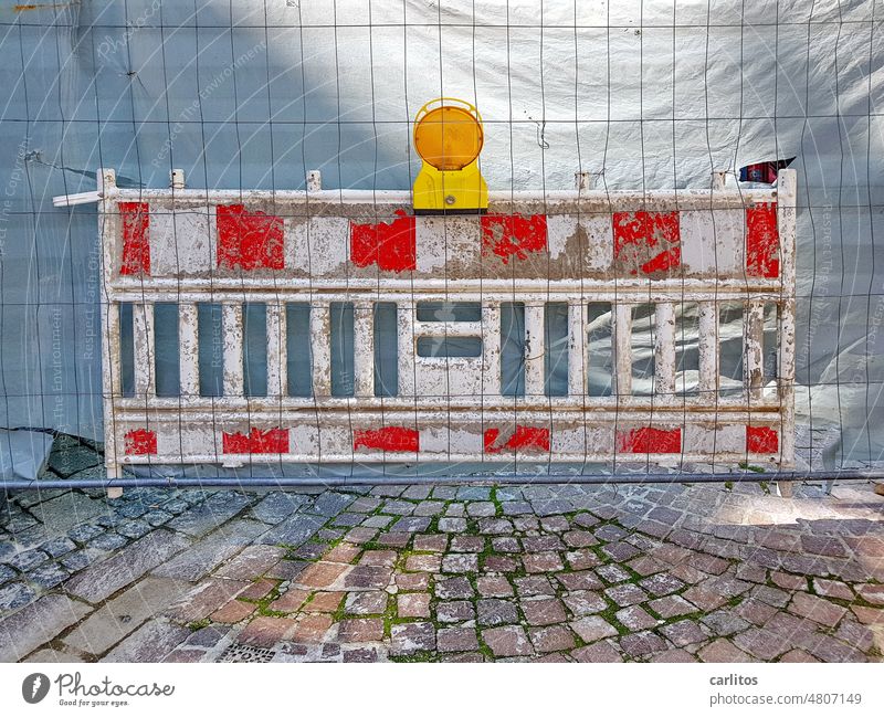 Please move on, there is nothing to see here | Barrier Hoarding cordon Warning light Cobblestones tarpaulin Screening Safety Construction site Grating Fence