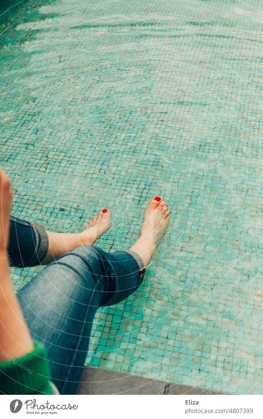 [hansa BER 2022] Woman in jeans cools her feet, decorated with red nail polish, in a pool of water Nail polish Red Toes toenails Water Basin splashing cooling