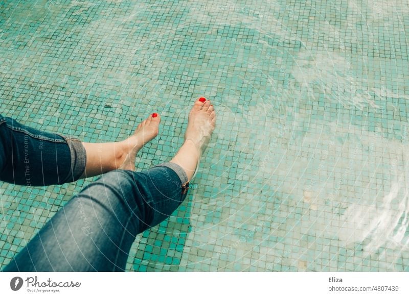 [hansa BER 2022] Woman in jeans cools her feet, decorated with red nail polish, in a pool of water Nail polish Red Toes toenails Water Basin splashing cooling