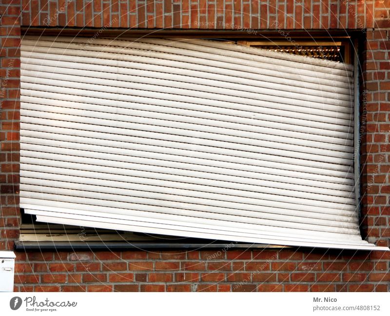 obliquely House (Residential Structure) Flat (apartment) Living or residing Window Roller shutter Redecorate Broken Closed roller shutter slanting