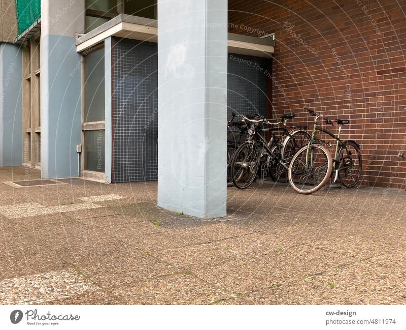 [hansa BER 2022] - House entrance Entrance Facade bicycles Bicycle rack Bauhaus Apartment Building Window Architecture House (Residential Structure) Deserted
