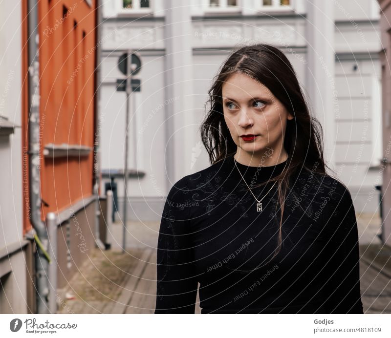 Portrait of young confident woman on a street portrait Young woman Woman Feminine Face pretty Human being Long-haired naturally Authentic 18 - 30 years