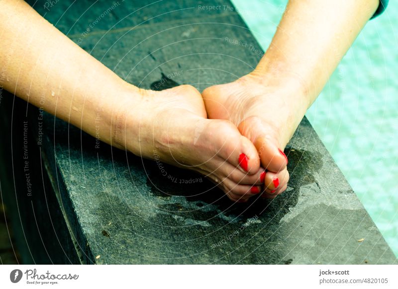 [hansa BER 2022] Relaxation for the feet Barefoot Feminine Nail polish Toenail Varnished Refreshment Wet relaxing To enjoy Cooling Toes Skin Pool border Dry