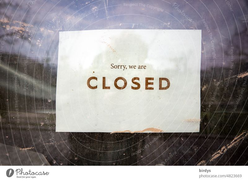 Plain sign with the inscription :" Sorry we are closed ", business closure, bankruptcy broke Insolvency Gastronomy Characters Closed business discontinuation