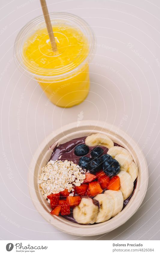 A plate of sliced ​​fruits like an acai bowl accompanied by a natural juice almond butter almonds background berries berry blueberries blueberry breakfast