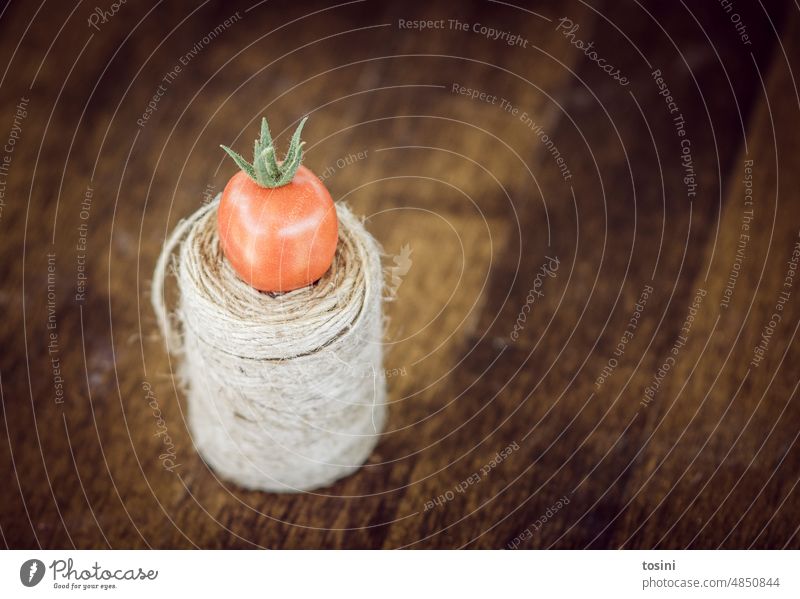 Single crowned tomato on a table King Crown Tomato Harvest Red thread Deserted Exterior shot Colour photo Copy Space right Vegetable Garden