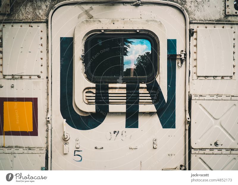 Aufschrift UN auf einem Container un Metal Typography door Characters Window Reflection abbreviation Capital letter Detail Air Slots United Nations