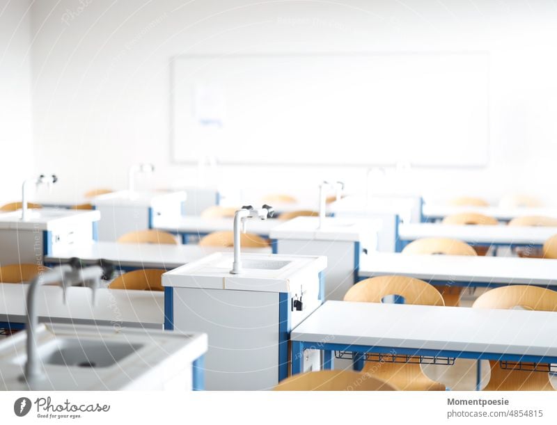 Chemistry room Hall School Physics Lessons classroom Class Education study Academic studies Lecture lecture room Study Blackboard Know Classroom Write