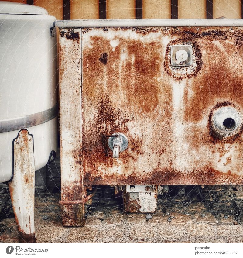 industrie | schrott Maschine alt Rost Waschmaschine Schrott Müll historisch Gebäude Fassade Haushaltsgeräte entsorgen wegwerfen Technik Geräte