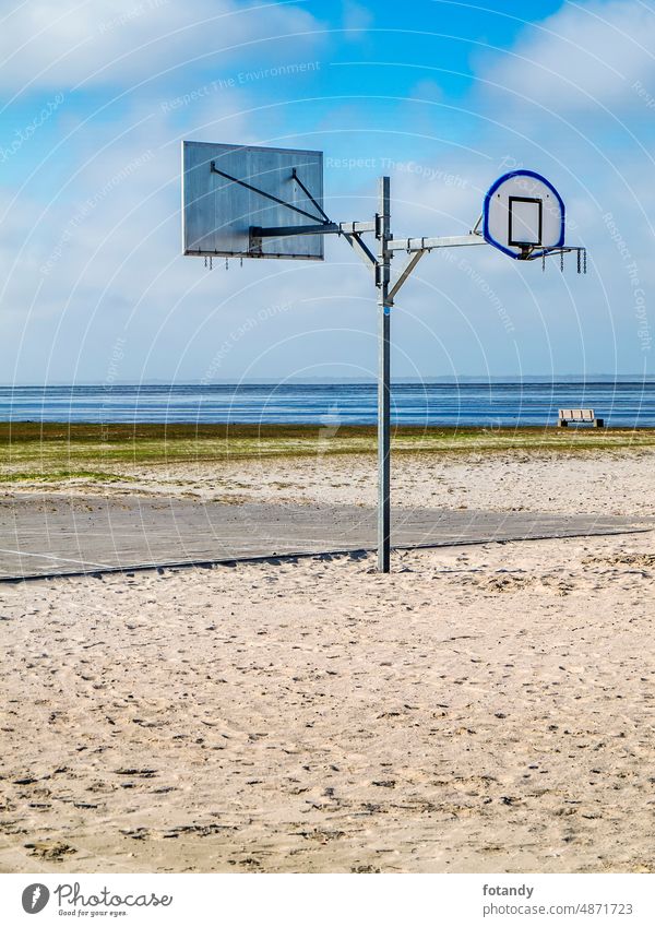 Basketball hoop on the beach vertical Objekt Spielplatz Mast vertikal Ballspiel zweiseitig doppelt niemand keine Menschen draußen im Freien Ostfriesland