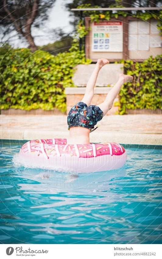 "Ring jumping" in the pool Playing Summer vacation Leisure and hobbies Aquatics Sports Refreshment Swimming pool Swimming & Bathing Wet diving fun buzzer water