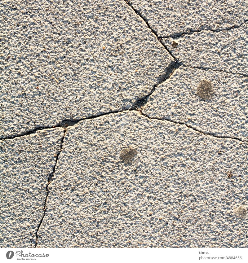 Is this art or can it go? | crack in the plate Stone Crack & Rip & Tear Seam Breakage Base plate off Patch Line Fracture point Broken peril Warn Caution pieces