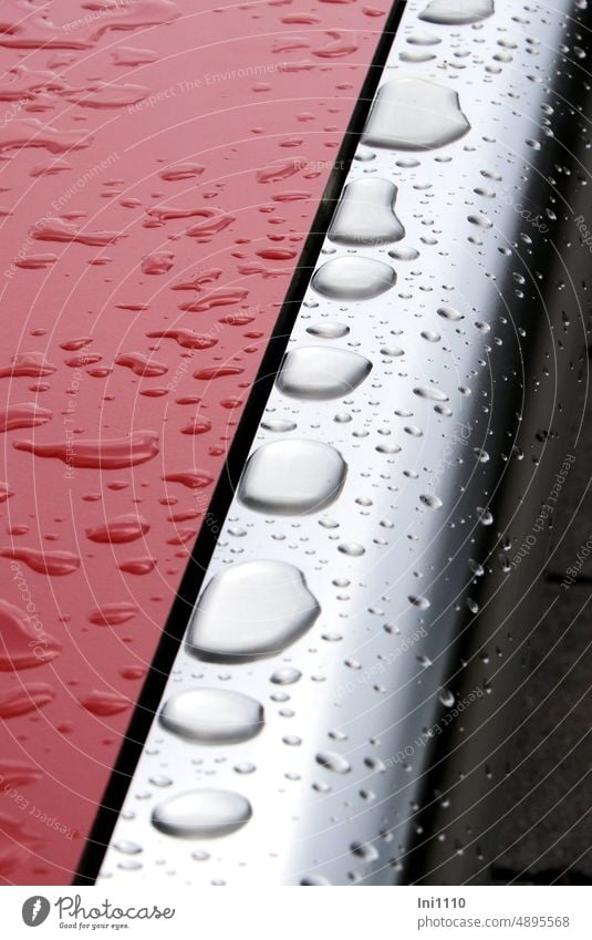 Raindrops on different materials Water Drops of water Water drops on metal Image splitting Plastic Metal large drops little drops Drop shapes Red Silver