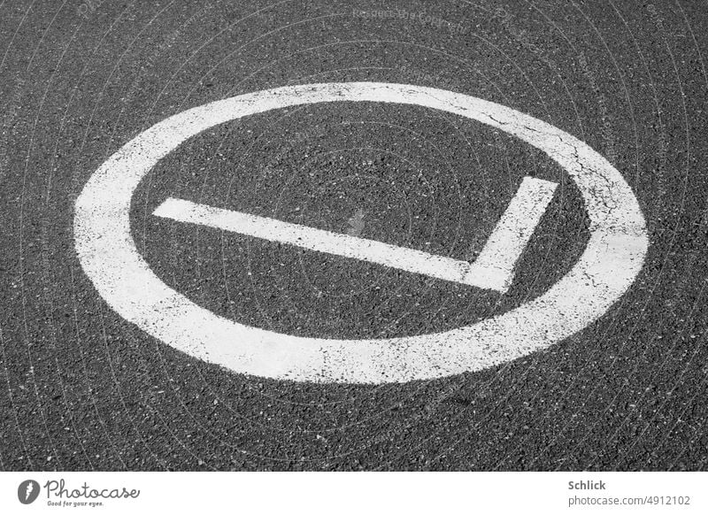 L like boredom parking mark with circle on asphalt letter parking lot marking Asphalt Circle Capital letter Characters Street Diagonal Day White Exterior shot