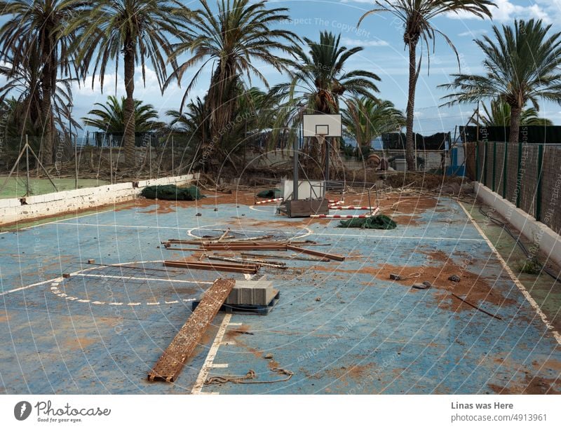 It’s not the newest or the cleanest basketball court. Actually, it’s really trashed and rusty. Though it’s in La Gomera, Canary Islands. Most probably the most beautiful islands for a holiday. For a trip. Or just for a living.
