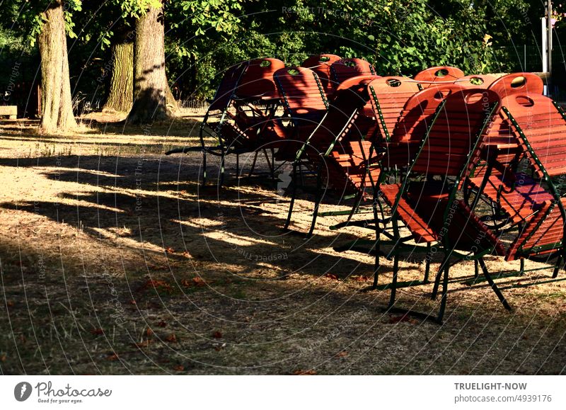 Sitting outside - space enough, all chairs free, the evening sun decorated with shadow play, three large trees in the background watch out, only - why no one sits there in the beautiful weather?