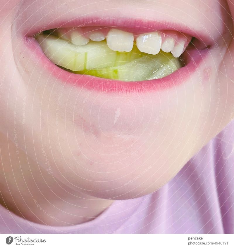 all you can eat! Kind Mund essen Gurke gesund Ernährung Garten frisch lecker viel voll Zähne knackig lustig lachen