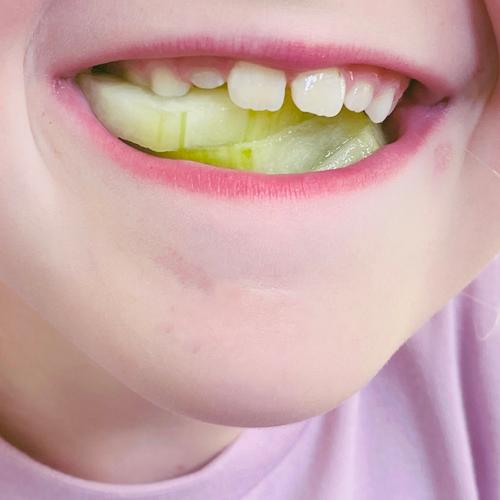 all you can eat! Kind Mund essen Gurke gesund Ernährung Garten frisch lecker viel voll Zähne knackig lustig lachen