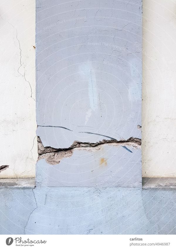 Light does not come in through every crack Wall (building) Wall (barrier) Facade Column Crack & Rip & Tear damage Damage Symmetry Structures and shapes Old