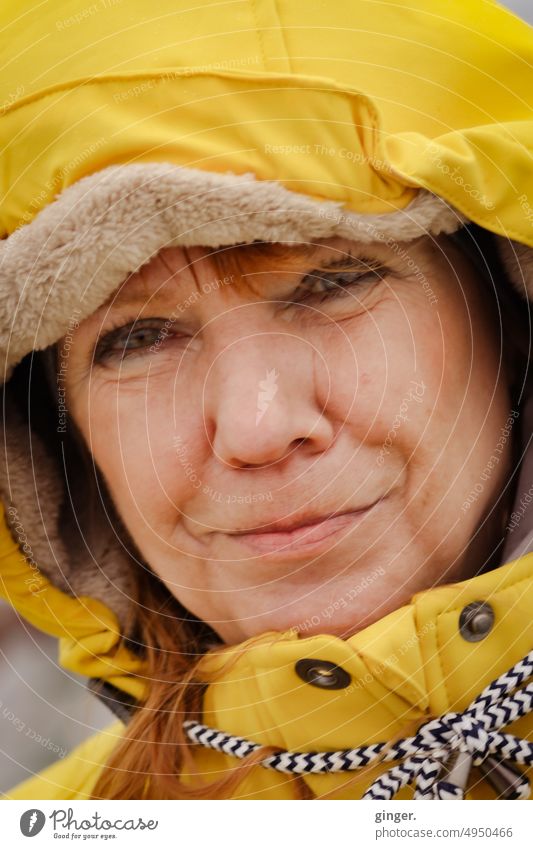 Woman with hood - ginger. weatherproof packed on the Baltic Sea feminine Yellow Hooded (clothing) tied lined All-weather press studs Rain Smiling Face Feminine