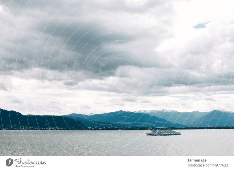 Ausflugsboot auf dem Bodensee Boot Schifferei Natur Landschaft bewölkt wolkig Wolken dramatisch Regenwetter See Wasser Berge Bergkette Lindau Lindau-Bodensee