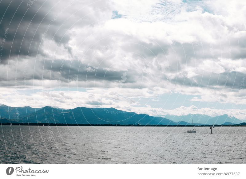 Bodenseedramatik See Landschaft Wolken Spiegelung wolkig bewölkt Regenwetter schlechtes Wetter blau Blautöne Schiff Segelschiff Berge Lindau Wasser am Wasser
