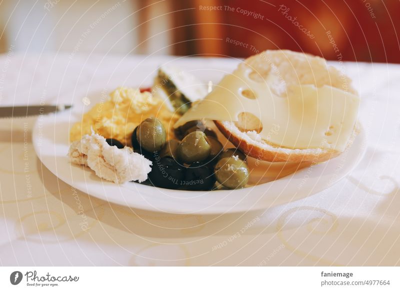 mediterranes Frühstück gesund herzhaft Oliven Feta Schafskäse Käse Gouda Emmentaler Brot Mezze Teller Mahlzeit Essen Rührei Ei lecker schlemmen Hotel