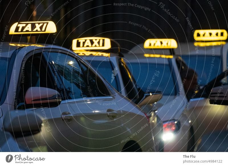 Free cabs Taxi Taxi rank Taxidriver Cab vehicle Car Means of transport Vehicle Motoring Passenger traffic Exterior shot Transport Road traffic Town Night Light