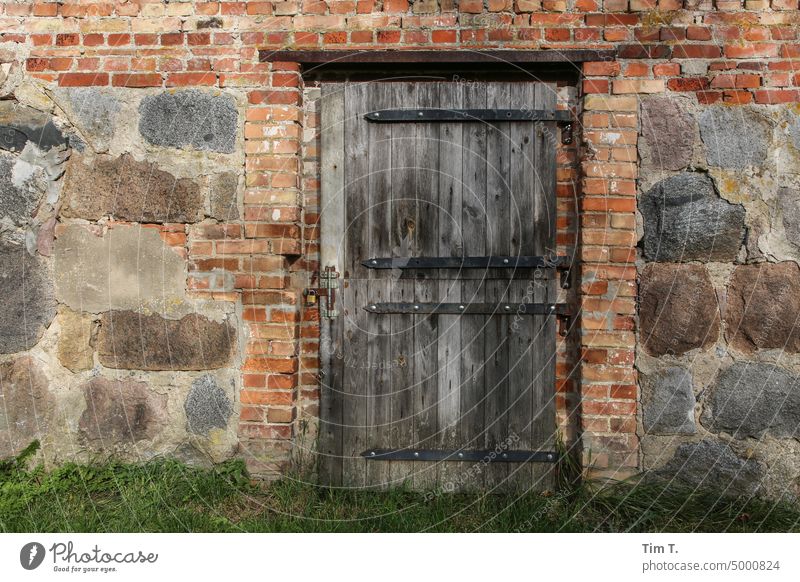 a stable door in an old farm Farm Autumn Colour photo Exterior shot Deserted House (Residential Structure) Day Building Wall (building) Old Wall (barrier)