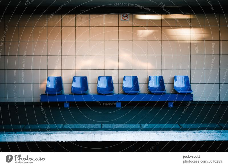 a row of seats with backrest on the platform seat shell Seating Row of seats Places Empty Paris Paris Métro Wall (building) Public transit Platform Underground