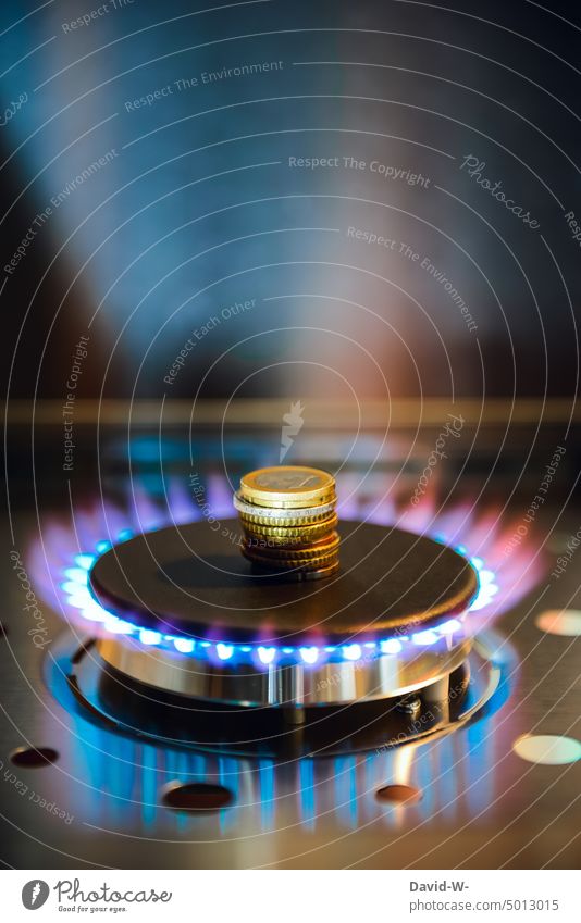 Money on a gas flame gas price incinerate sb./sth. Gas Expensive Energy crisis Save energy inflation symbolic concept heating costs Debts Financial Crisis