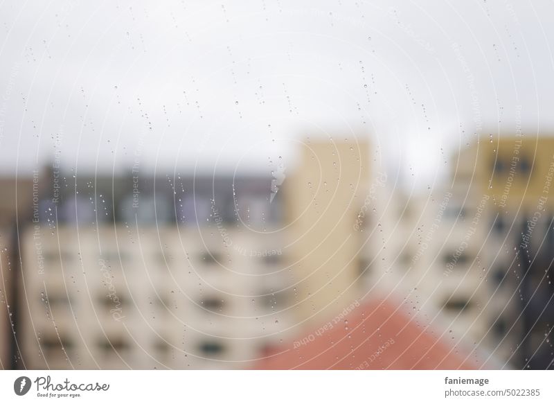 Regenwetter Tropfen Regentropfen Fensterscheibe Trist Tristesse Grau in Grau schlechtes Wetter Scheibe Unschärfe urban Stadtleben Aussicht Dächer Block