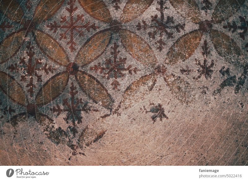 Wand in der Kathedrale von Metz Muster Mosaik Kunst alt abgeplättert Putz Kunstwerk Wandmalerei Malerei Kacheln denkmalgeschützt