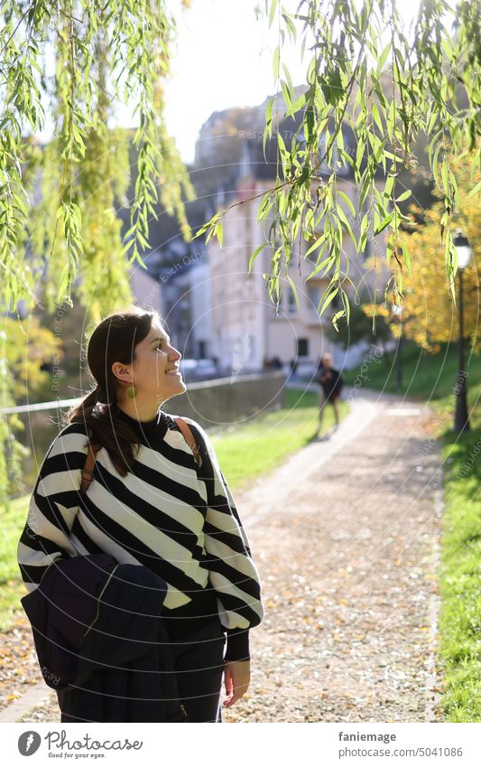 Au Luxembourg Luxemburg Sun portrait portraits Weeping willow Smiling tourist To go for a walk look Sunlight Woman Young woman 30 - 45 years