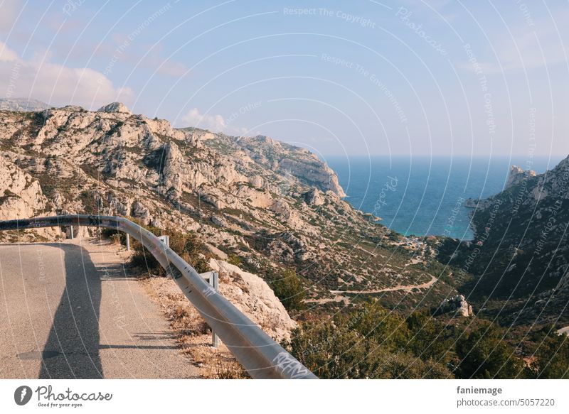 Chemin vers la Calanque de Sormiou Marseille Bucht Wanderung Provence Straße Weg Terpentine Urlaub Mittelmeer Mediterran Meer Aussicht Leitplanke Felsen Berge