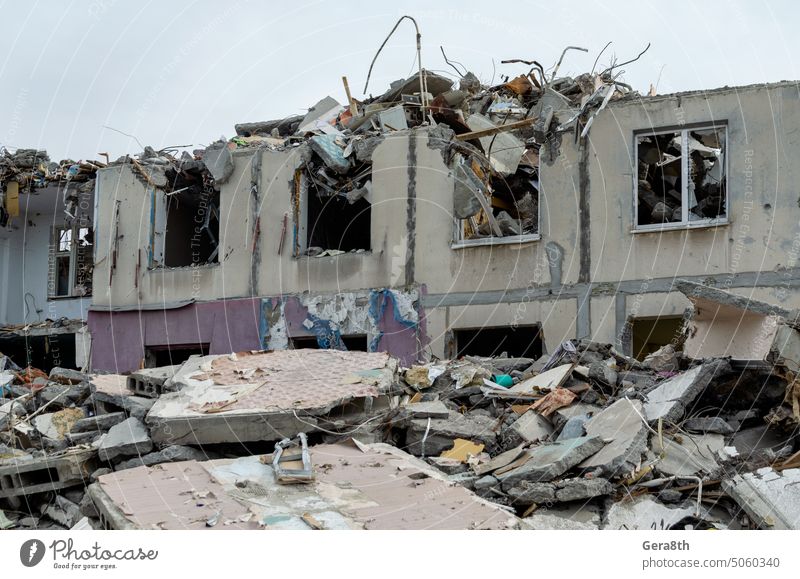 destroyed and burned houses in the city Russia Ukraine war Donetsk Kherson Kyiv Lugansk Mariupol Zaporozhye Abandon forsake sb./sth. Attack blown up Bombing