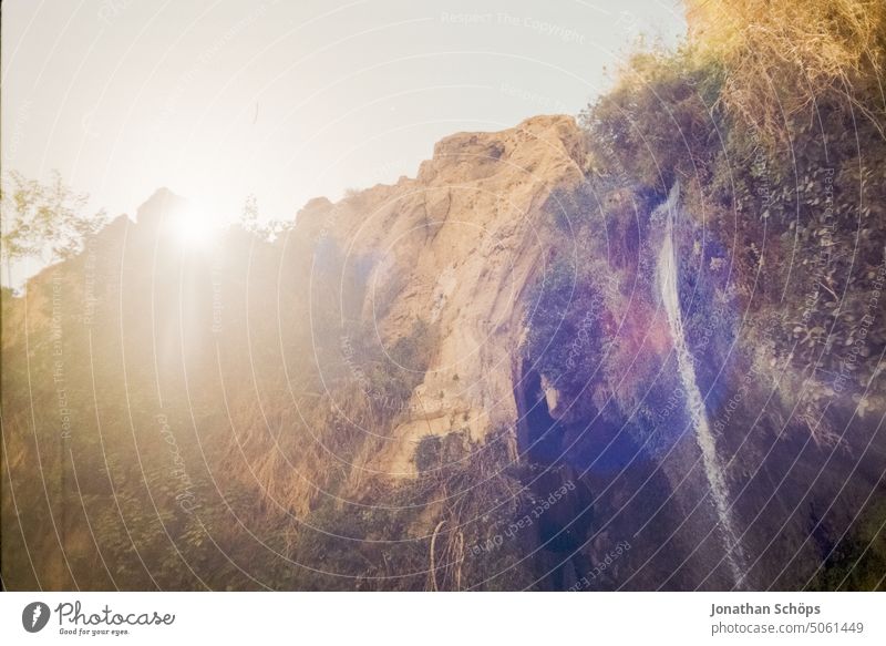 Oase mit Wasserfall in Israel Film Isreal Korn Naher Osten Reisefotografie Reisen Sommer Süden Wüste analog landschaft Landschaft Natur sommer Himmel sonne