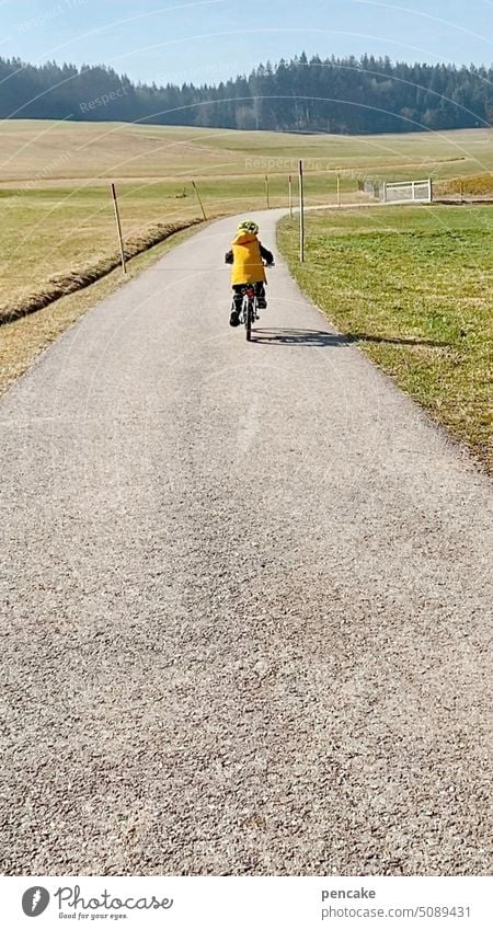 immer wieder | üben, üben, üben! Straße Weg Kind Fahrradfahren lernen Wiederholung Landschaft Allgäu Wiese Wald Kindheit
