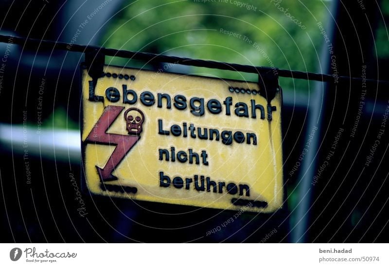 life-threatening danger Danger of Life Do not touch the cable Zürich Stadelhofen station Electrocution Zurich sbb