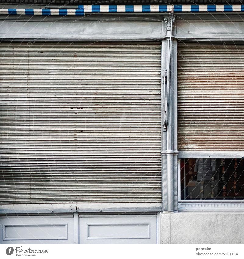 verschleiert | schotten dicht alt Altstadt geschlossen Rolladen Schaufenster Shop Geschäft vintage Architektur Gebäude Fenster Haus historisch urban