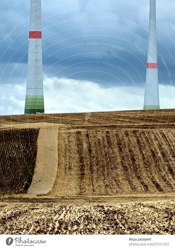 Wetterau: Columns of wind turbines between cloudy skies and winter farmland Wind energy plant Winter Arable land Clouds in the sky High road near Wachenbuchen