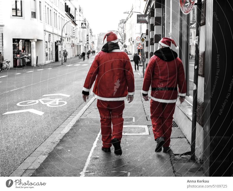 Two go...two Santas on the road Santa Claus costume Christmas 2 Costume costumed Disguised Wishes Red conspicuous wish fulfilment Rear view especially