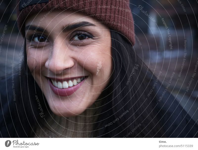smiling woman with cap Woman Feminine Laughter lächeön Cap Sweater Winter Dark-haired Long-haired Good mood good-humoured Looking into the camera Happiness