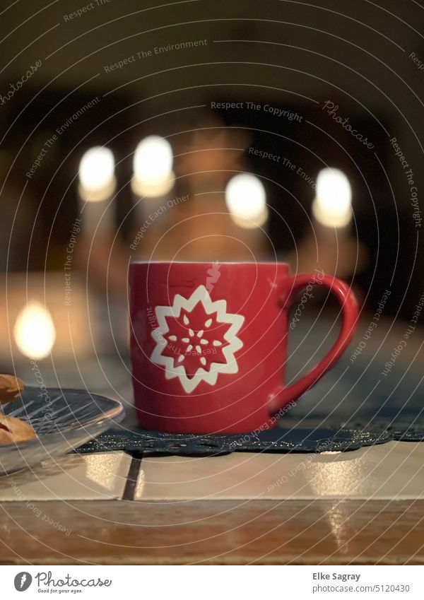 A red cup with star and candlelight in the background Cup Coffee cup Hot drink Colour photo Interior shot Close-up Breakfast Coffee break Food