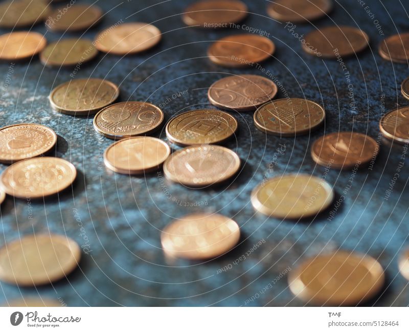 Kupfermünzen – Ein-, Zwei-, und Fünfeurocentstücke auf grauschwarzer Fliese mit Rostflecken Eurocent Cent Eincent Zweicent Fünfcent Geld Kupfergeld Centstück