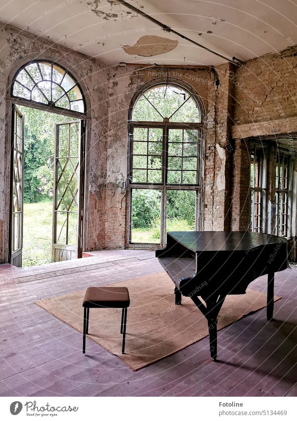 Many years ago, this room was certainly very impressive with the huge windows and the piano. Today, the glamor is gone and the room with the piano is just a lost place.