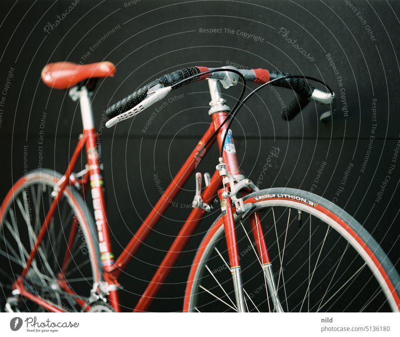 Red vintage racing bike in front of gray wall Racing cycle urban Copy Space left Mobility Retro Lifestyle Bicycle Means of transport Athletic Colour photo Town